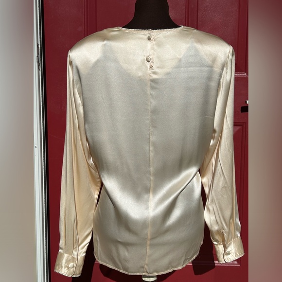 LORD & TAYLOR s14 cream 💯silk charmeuse blouse Looks new! Likely vintage - Picture 2 of 4